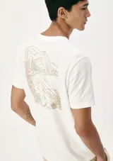 Camiseta blanca de algodón con cuello redondo y mangas cortas. Estampa rectangular con borde negro que contiene la frase "NATURAL ATMOSPHERE" en letras mayúsculas y una imagen de montañas y mar.
