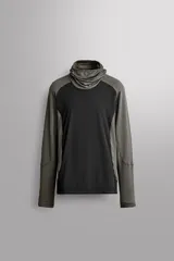 Sudadera técnica de running slim fit combinada en color negro y gris militar, con cuello alto y mangas largas. Confeccionada en tejido técnico elástico con interior efecto polar waffle.