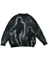 Buzo de punto negro con diseño estampado de siluetas humanas en gris difuminado, de cuello redondo y corte regular.