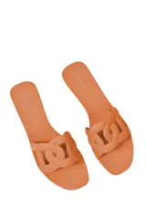 Sandalias bajas color beige con tira ancha sobre el empeine con aberturas geométricas.