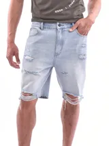 Bermuda de jean corte recto en color celeste claro, con diseño desgastado que incluye roturas y desflecados en los muslos y ruedos.