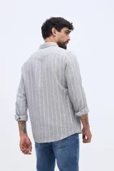 Camisa de manga larga con diseño de rayas verticales, confeccionada en mezcla de lino y algodón, con cuello camisero y cierre frontal de botones.