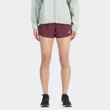 Short deportivo New Balance Accelerate de 2.5 pulgadas, color rojo oscuro o borgoña, con logo NB en el muslo izquierdo.