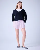 Suéter de cashmere cepillada con cuello en V, corte oversize, mangas largas y acabados acanalados.