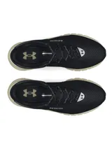 Championes Under Armour modelo Summit Trek, con diseño inspirado en los años 90. Presentan una parte superior de malla ligera en color negro con superposiciones sintéticas, mediasuela de doble densidad en tono crema y suela de goma con tacos para mayor tracción.