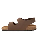 Sandalias de cuero color café RKF modelo Commet, con diseño de doble tira ajustable con hebilla metálica y tira trasera en el talón. Cuenta con base anatómica de corcho y suela de goma.