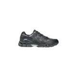 Championes Asics modelo Gel-NYC de color negro, diseñados con una combinación de malla y superposiciones de material sintético. Cuentan con una entresuela robusta con tecnología de amortiguación visible y suela de goma para mayor tracción.