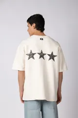 Remeron de corte oversize color negro, con estampa frontal en color gris desgastado que incluye el texto 'CNPT' y tres estrellas. Presenta cuello redondo y mangas cortas amplias.