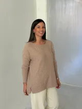 Sweater de punto color visón con diseño de trenzas horizontales, cuello redondo y mangas largas con puños acanalados.