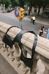 Chaleco color blanco de cuero con dos bolsillos a los lados con capacidad y bolsillos internos.