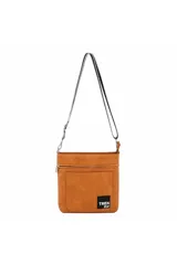 Bandolera de cuero sintético color camel, con diseño de formato cuadrado, bolsillo frontal con cierre y parche de marca rectangular en color negro. Incluye correa larga ajustable y desmontable.