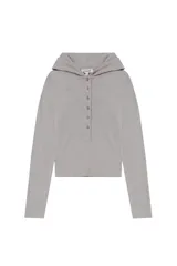 Camiseta de manga larga gris claro, confeccionada en tejido de punto, con capucha y cierre frontal de botones.
