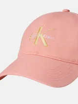 Gorra tipo béisbol de algodón color rosado, con visera curva y logo de Calvin Klein bordado en el frente en color dorado.