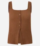 Musculosa negra con escote cuadrado, breteles anchos y abotonadura frontal.