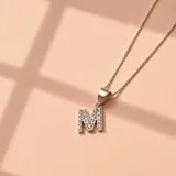 Collar de cadena fina de plata 925 con dije de letra inicial decorado con circonias brillantes.