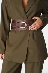 Faja ancha de cuero texturizado en color marrón, con diseño envolvente y hebilla metálica plateada.