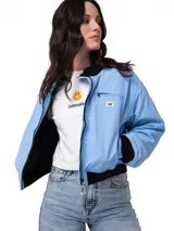 Chaqueta bomber de nylon color celeste de la marca Cat, con cierre frontal, bolsillos laterales, bolsillo con cierre en el pecho y detalles acanalados negros en cuello, puños y cintura.