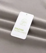 Buzo de cuello alto con cierre frontal parcial, manga larga y puños ajustados. Presenta un diseño minimalista en color verde militar.