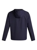 Campera cortaviento Under Armour modelo Rivl Wvn, color azul marino con detalles en blanco. Presenta cierre frontal completo, capucha ajustable con cordones, bolsillos laterales con cierre y puños elásticos.