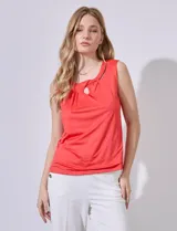 Blusa sin mangas color coral, de seda fría elastizada, con escote redondo entrelazado.