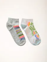 Pack de dos pares de medias de tobillo con diseños diferentes: un par gris con rayas horizontales de colores y un par blanco con estampado de flores.