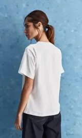Remera de manga corta blanca, con cuello redondo y calce relajado.