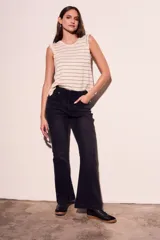 Musculosa color crudo con rayas horizontales negras, cuello redondo y volados en los hombros.