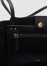 Bolso tipo shopper de efecto piel, con doble asa de hombro, cierre de botón magnético y bolsillo interior con cremallera.