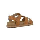 Sandalias bajas de cuero color camel, con tiras cruzadas y pulsera con velcro.