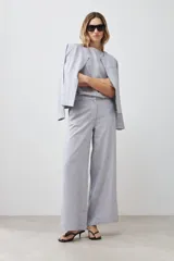 Pantalón ancho de lino color gris melange con tajos laterales.