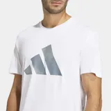 Remera deportiva Adidas de running color blanco, con cuello redondo, manga corta y gran logotipo estampado en el pecho con patrón de rayas grises. Incorpora tecnología transpirable Climacool y detalles reflectantes.