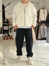 Pantalón cargo de jean azul con múltiples bolsillos en los laterales y diseño holgado.