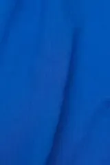 Camisa azul de manga larga con lazo en la cintura y botones nacarados.