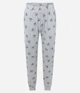 Pijama de dos piezas confeccionado en tejido de punto, compuesto por una blusa de manga larga con cuello redondo y puños ajustados, y un pantalón recto con cintura elástica. Presenta un estampado continuo de moñitas sobre fondo gris.