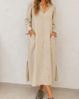 Pantalón de gabardina color verde, de corte recto y tiro alto, con bolsillos delanteros y traseros, presillas para cinto y cierre frontal con botón y cremallera.