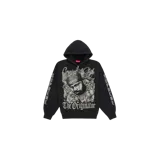 Campera con capucha y cierre frontal Supreme modelo DJ Screw Zip Up Hooded Sweatshirt, en color negro. Presenta un gran gráfico impreso en el pecho con la imagen de DJ Screw y el texto "Screwed Up Click" y "The Originator", además de la palabra "SUPREME" estampada verticalmente en ambas mangas.