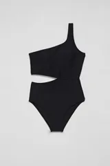 Malla entera negra con diseño asimétrico de un solo hombro y aberturas cut-out en la cintura. Presenta un tejido texturizado de rayas horizontales.