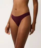 Kit de dos bombachas tipo bikini hilo de microfibra, con diseño liso y ajuste suave. Incluye una prenda en color bordó y otra en color beige, ambas con detalle de logo pequeño en el lateral.