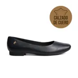 Zapato tipo chatita de cuero negro, con punta cuadrada y un pequeño taco. Presenta un detalle metálico dorado con el logo de la marca en el lateral exterior. Incorpora tecnología antibacteriana y plantilla anatómica para mayor confort.