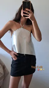 Top corto estilo halter color beige claro, con bordes ribeteados en costura de pespunte marrón oscuro.