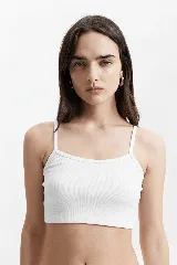 Top corto blanco de breteles finos y corte ajustado.