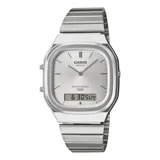 Reloj Casio de estilo vintage con diseño ana-digi, caja de 36mm y brazalete de acero inoxidable. Presenta una esfera plateada con manecillas analógicas y una pantalla digital inferior para funciones adicionales.