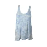 Musculosa celeste con estampado tie-dye en blanco, de corte holgado y espalda deportiva.