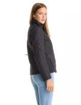 Campera capitoneada negra con diseño de rombos y paneles laterales en tejido elastizado para un ajuste entallado. Presenta cuello alto, cierre frontal y bolsillos laterales con cierre.