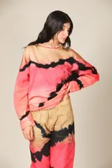 Buzo de algodón color beige con teñido degradado en rosa y detalles de líneas negras.