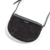 Bandolera negra de gamuza sintética con correa larga regulable y logo de la marca en el frente.