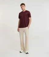 Pantalón deportivo para hombre, corte recto, color beige claro, confeccionado en microfibra de poliéster y elastano. Posee cintura elástica y bolsillos con cierre.