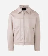 Campera estilo Harrington de corte bomber, confeccionada en material con acabado de gamuza sintética. Presenta cuello con solapa, cierre frontal completo, mangas largas y bolsillos laterales con cierre.