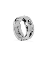 Anillo plateado grueso con textura irregular y acabado envejecido.