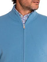 Sweater de punto con cierre frontal completo y cuello alto, confeccionado en mezcla de lana y cashmere. Presenta puños y ruedo acanalados, con un diseño de calce regular.